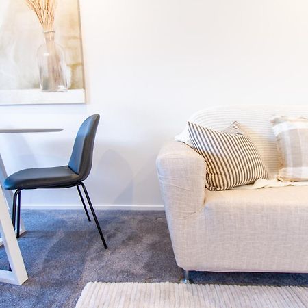 Stylish 2-Bedroom Haven Next To Hagley Park Christchurch Bagian luar foto